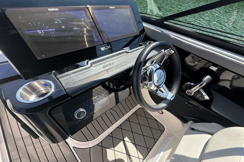 Slide: The Image of Sea Ray SLX 280 2025 - 19