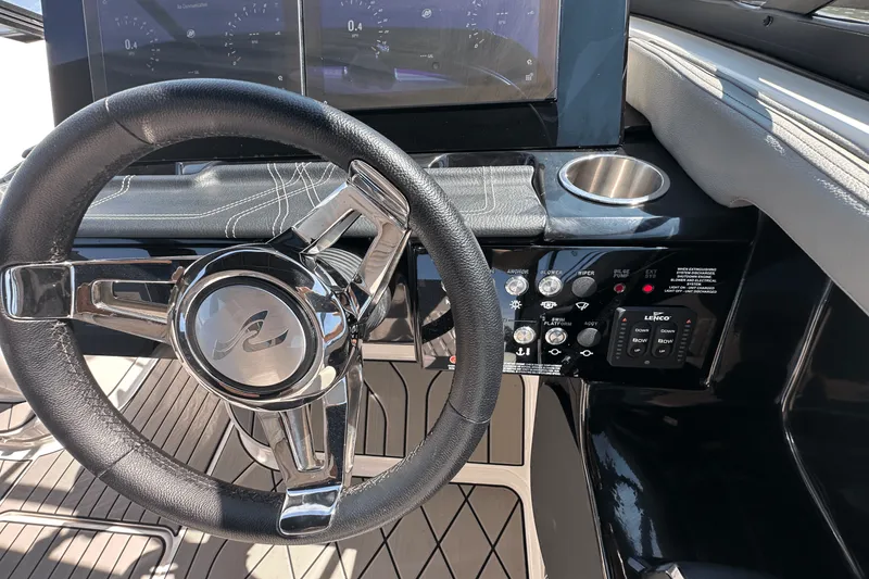 Slide: The Image of Sea Ray SLX 280 2025 - 20