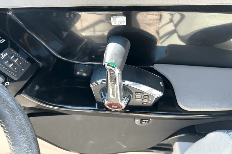 Slide: The Image of Sea Ray SLX 280 2025 - 21