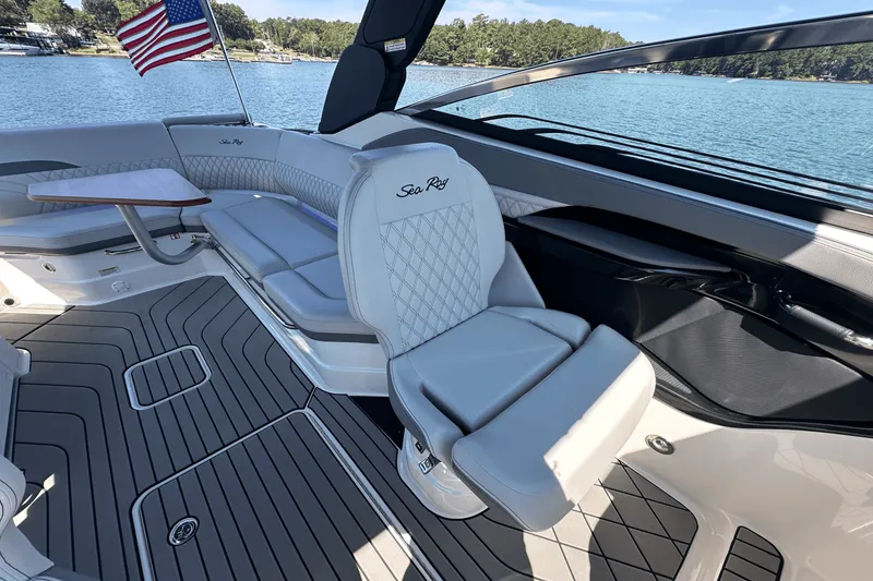 Slide: The Image of Sea Ray SLX 280 2025 - 24