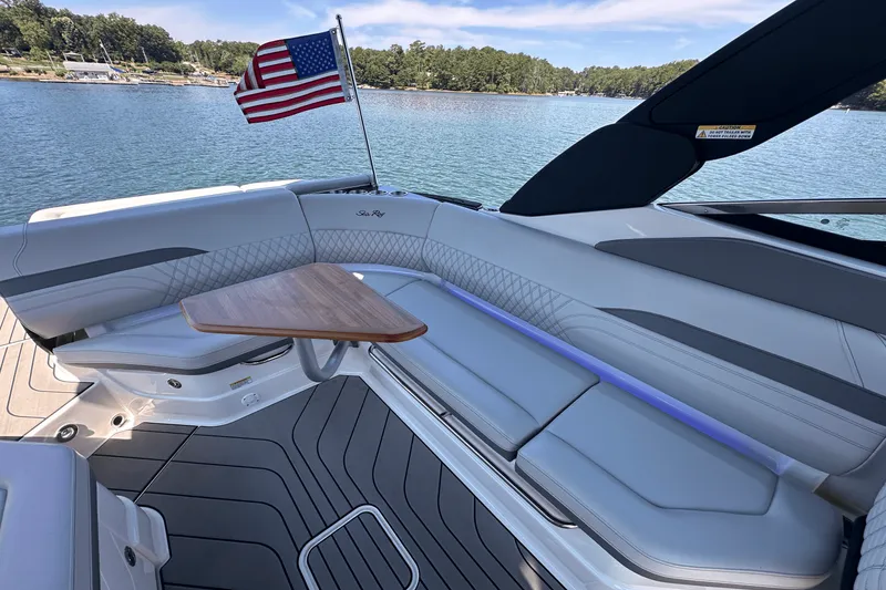 Slide: The Image of Sea Ray SLX 280 2025 - 27