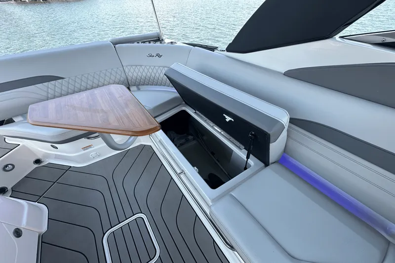 Slide: The Image of Sea Ray SLX 280 2025 - 28