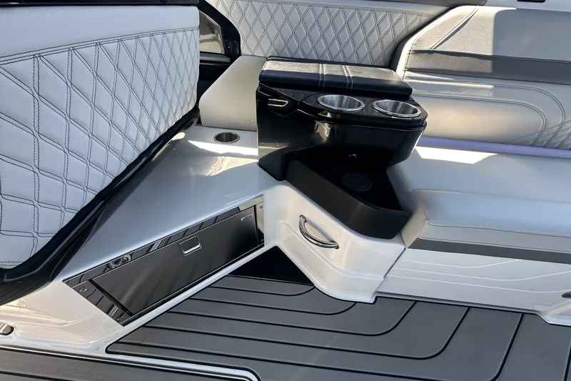 Slide: The Image of Sea Ray SLX 280 2025 - 29