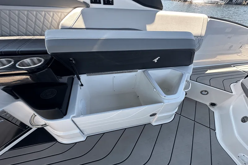 Slide: The Image of Sea Ray SLX 280 2025 - 31