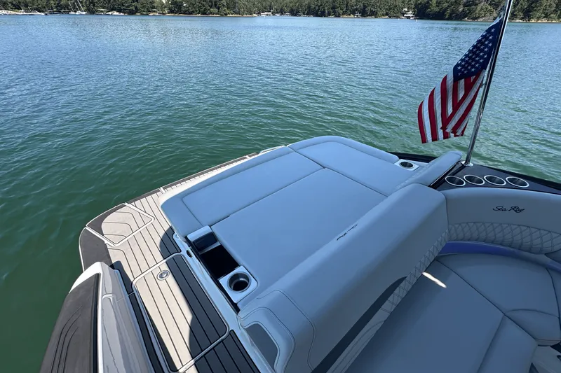 Slide: The Image of Sea Ray SLX 280 2025 - 32
