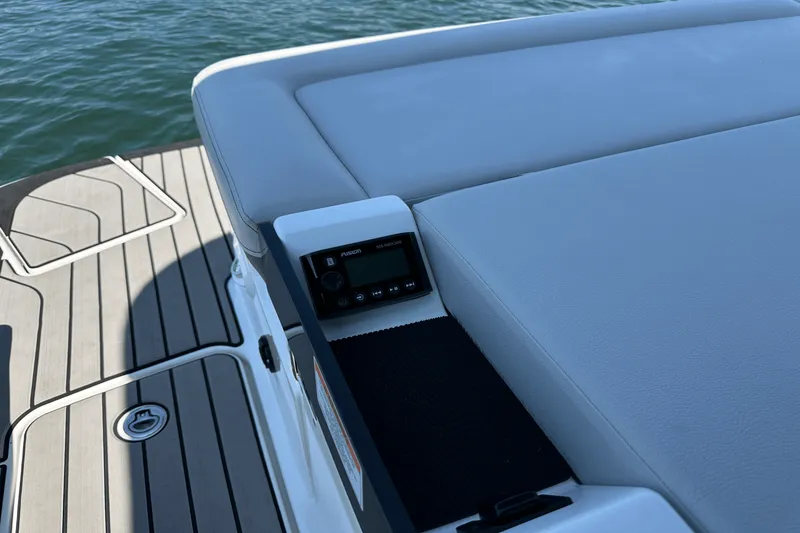 Slide: The Image of Sea Ray SLX 280 2025 - 33