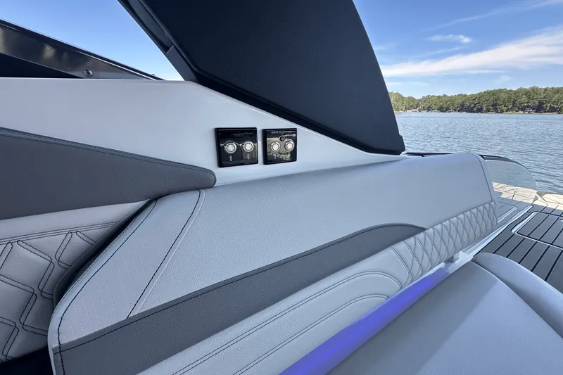 Slide: The Image of Sea Ray SLX 280 2025 - 35