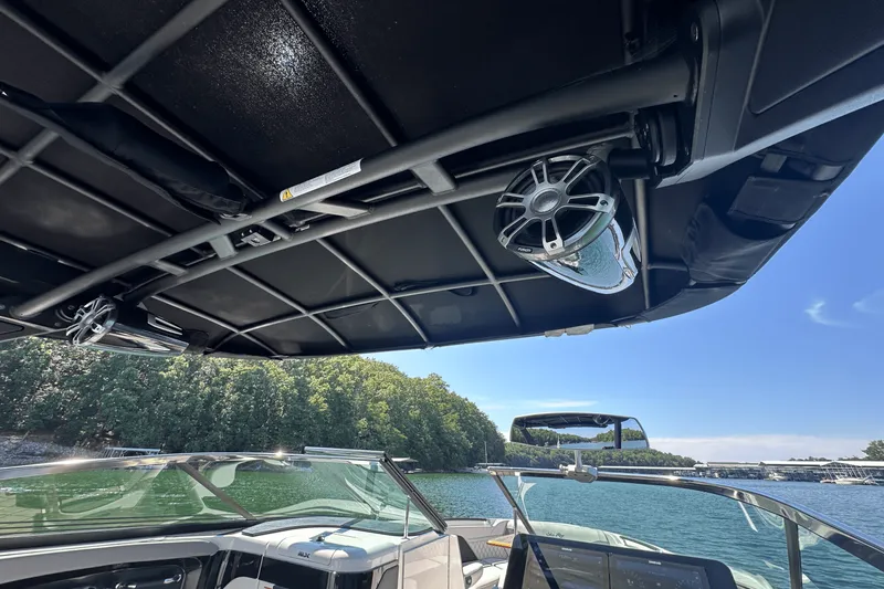 Slide: The Image of Sea Ray SLX 280 2025 - 37