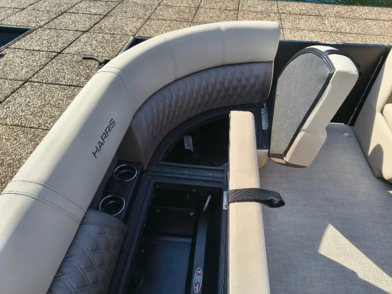 Slide: The Image of Harris CRUISER 230 2027 - 17