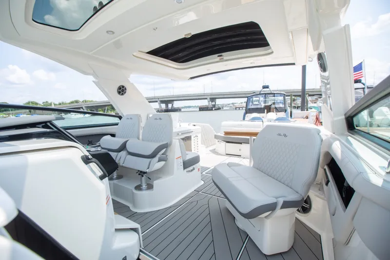 Slide: The Image of Sea Ray SLX 400 Outboard 2026 - 36