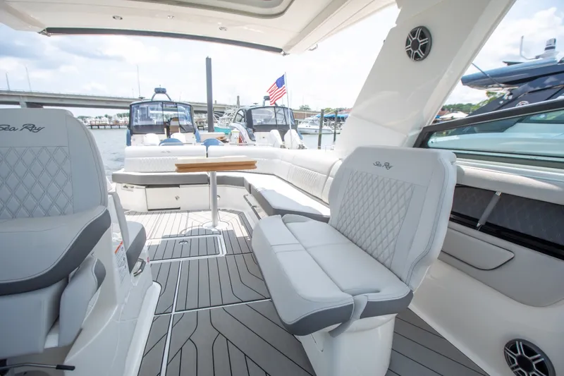 Slide: The Image of Sea Ray SLX 400 Outboard 2026 - 37