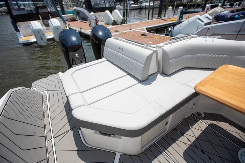 Slide: The Image of Sea Ray SLX 400 Outboard 2026 - 23