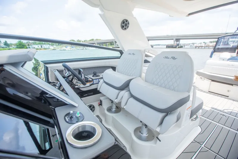 Slide: The Image of Sea Ray SLX 400 Outboard 2026 - 34