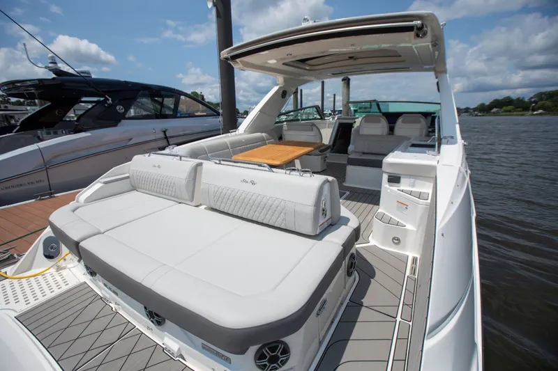 Slide: The Image of Sea Ray SLX 400 Outboard 2026 - 19