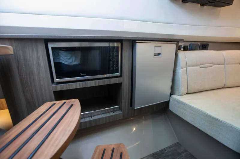 Slide: The Image of Sea Ray SLX 400 Outboard 2026 - 51