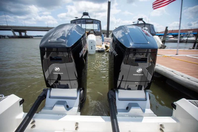 Slide: The Image of Sea Ray SLX 400 Outboard 2026 - 12