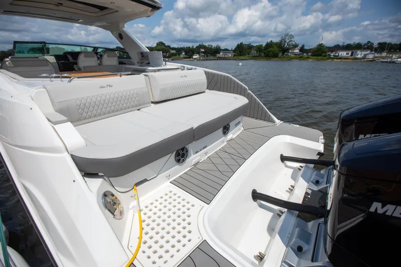 Slide: The Image of Sea Ray SLX 400 Outboard 2026 - 13