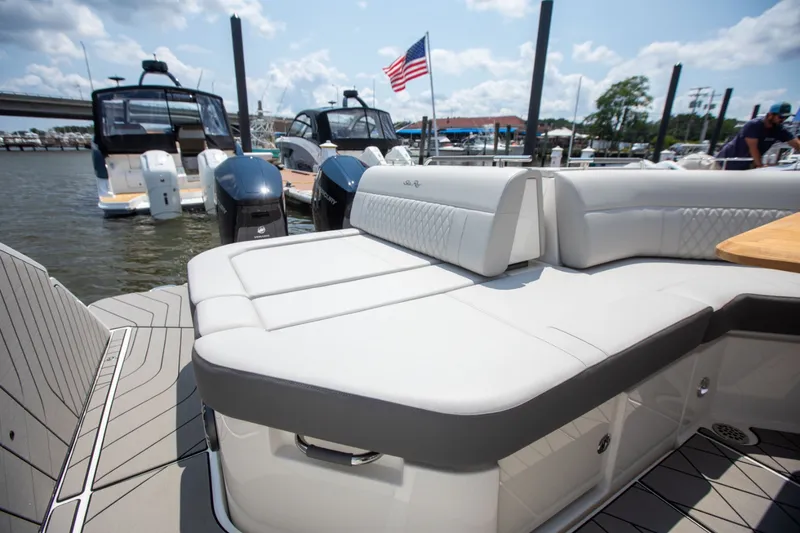 Slide: The Image of Sea Ray SLX 400 Outboard 2026 - 22