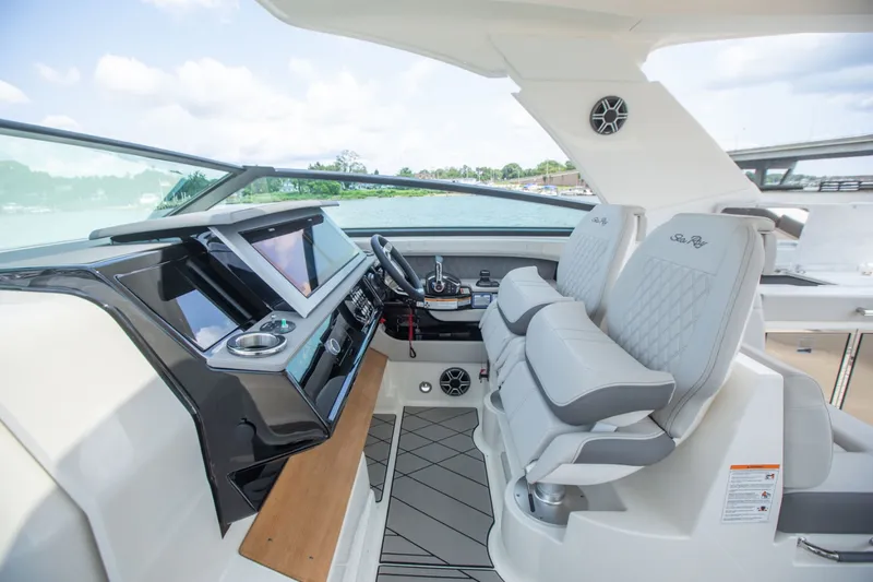 Slide: The Image of Sea Ray SLX 400 Outboard 2026 - 33