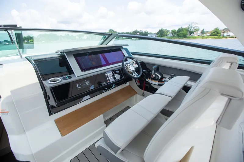 Slide: The Image of Sea Ray SLX 400 Outboard 2026 - 32