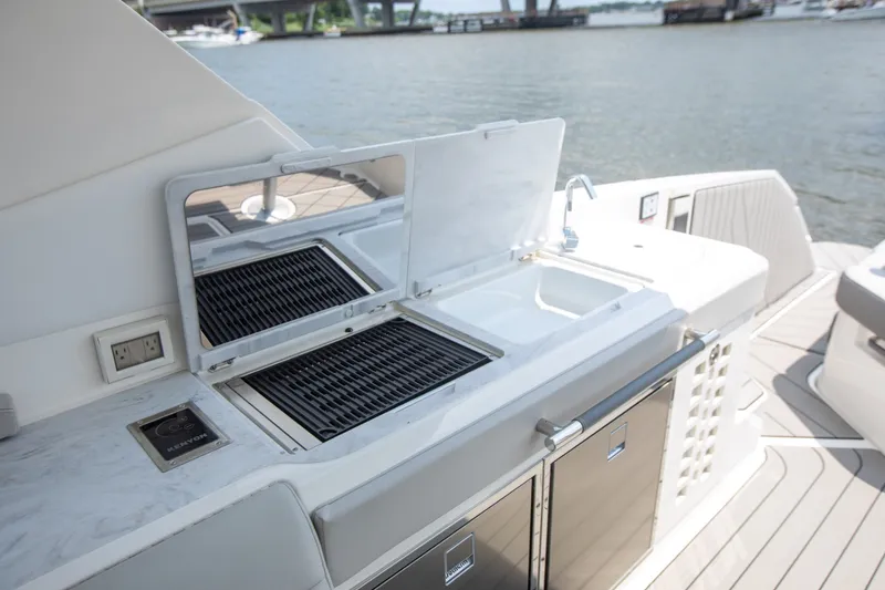 Slide: The Image of Sea Ray SLX 400 Outboard 2026 - 29