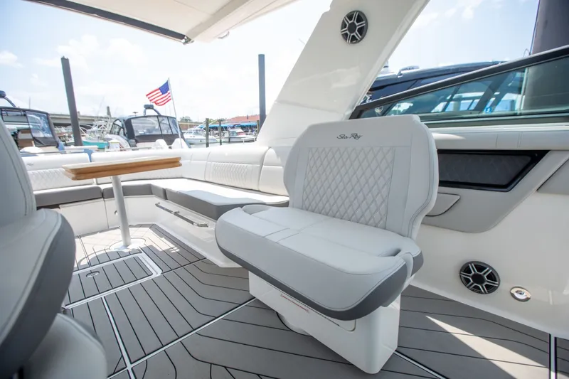 Slide: The Image of Sea Ray SLX 400 Outboard 2026 - 38