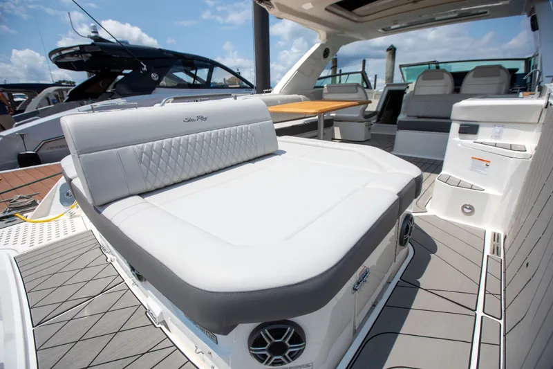 Slide: The Image of Sea Ray SLX 400 Outboard 2026 - 21