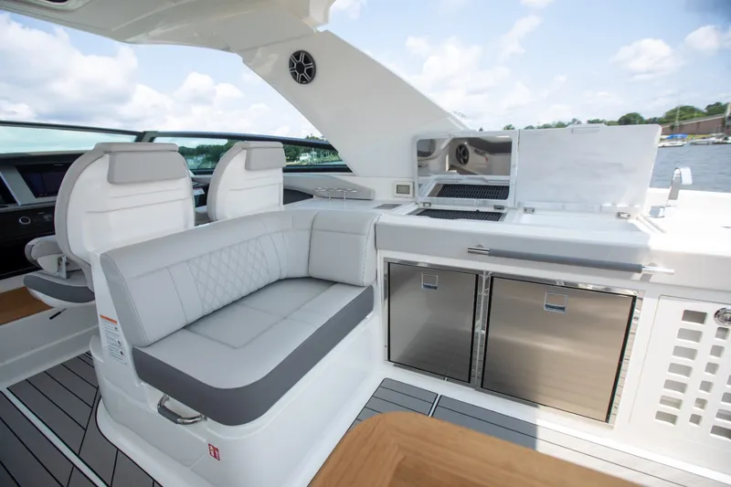 Slide: The Image of Sea Ray SLX 400 Outboard 2026 - 31