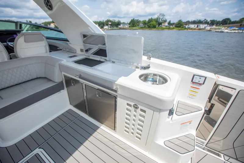Slide: The Image of Sea Ray SLX 400 Outboard 2026 - 28