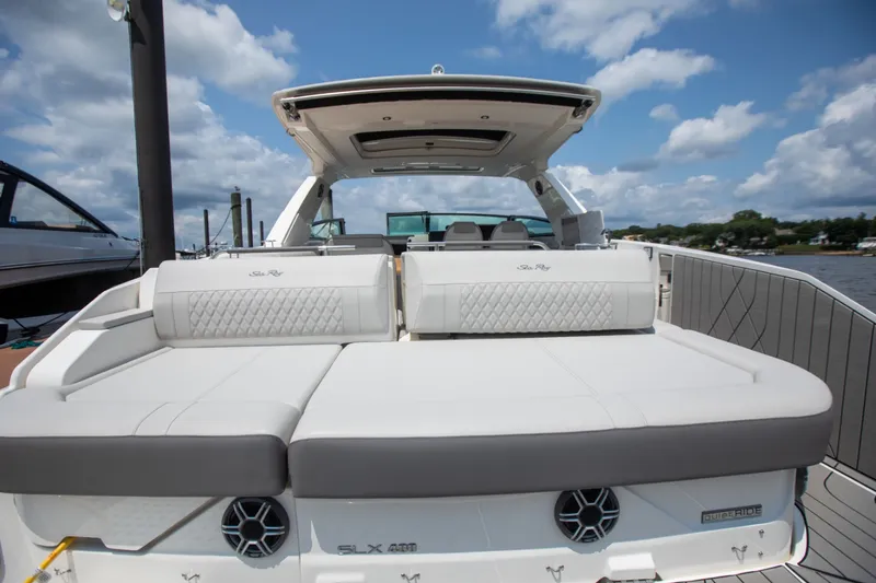 Slide: The Image of Sea Ray SLX 400 Outboard 2026 - 16