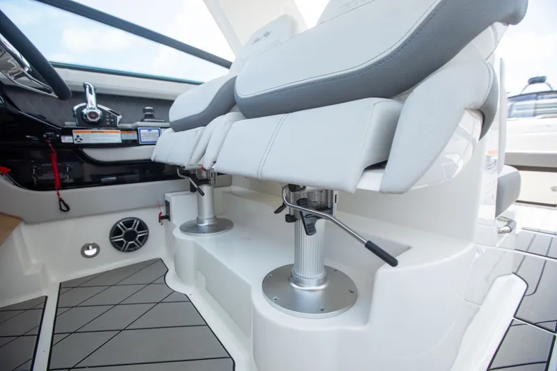 Slide: The Image of Sea Ray SLX 400 Outboard 2026 - 35