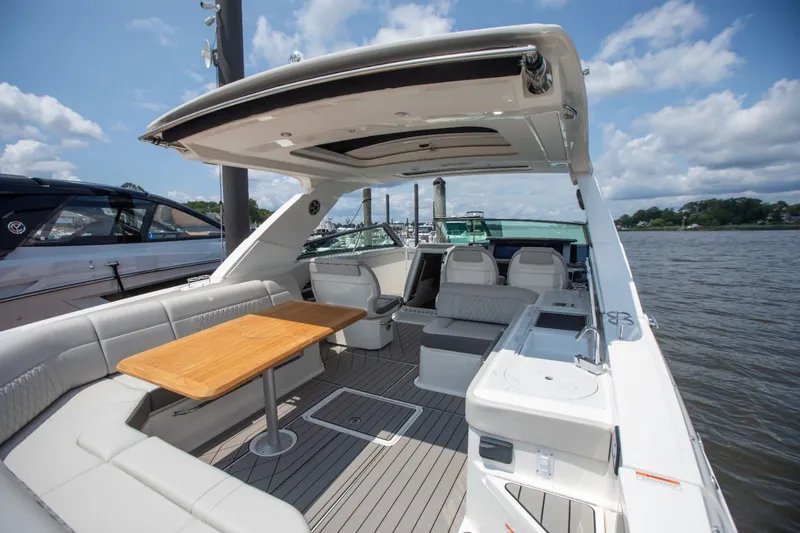 Slide: The Image of Sea Ray SLX 400 Outboard 2026 - 26