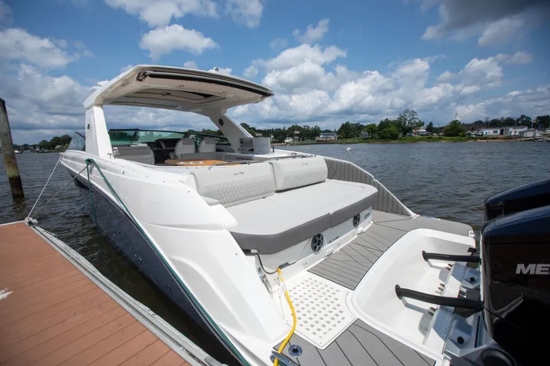 Slide: The Image of Sea Ray SLX 400 Outboard 2026 - 14