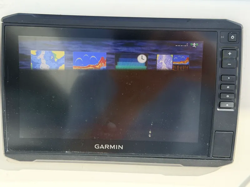Slide: The Image of Boston Whaler 220 DAUNTLESS 2006 - 19