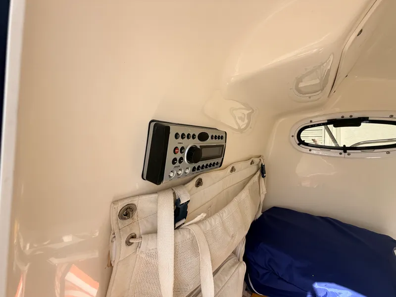 Slide: The Image of Boston Whaler 220 DAUNTLESS 2006 - 26