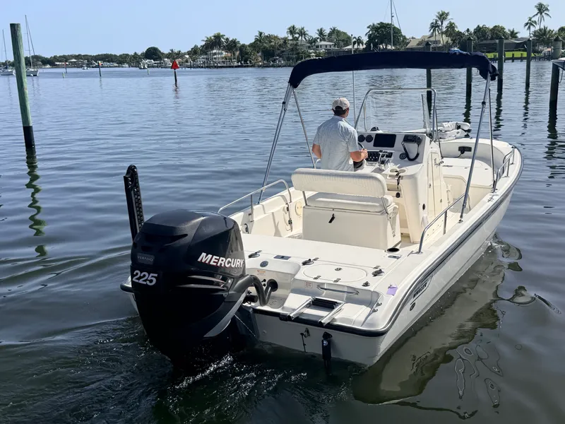 Slide: The Image of Boston Whaler 220 DAUNTLESS 2006 - 29