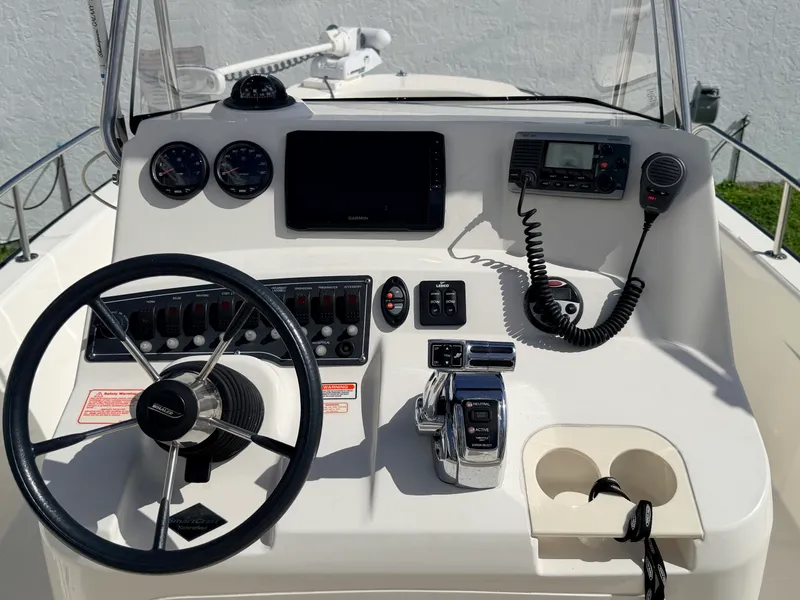 Slide: The Image of Boston Whaler 220 DAUNTLESS 2006 - 15