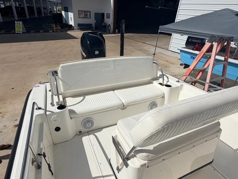 Slide: The Image of Boston Whaler 220 DAUNTLESS 2006 - 13