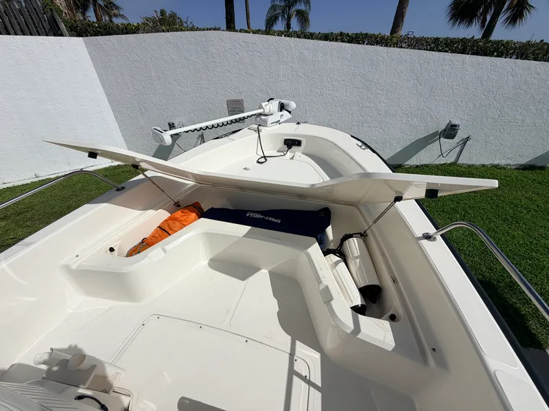 Slide: The Image of Boston Whaler 220 DAUNTLESS 2006 - 23