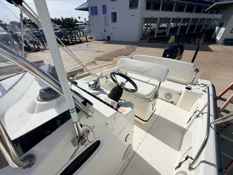 Slide: The Image of Boston Whaler 220 DAUNTLESS 2006 - 11