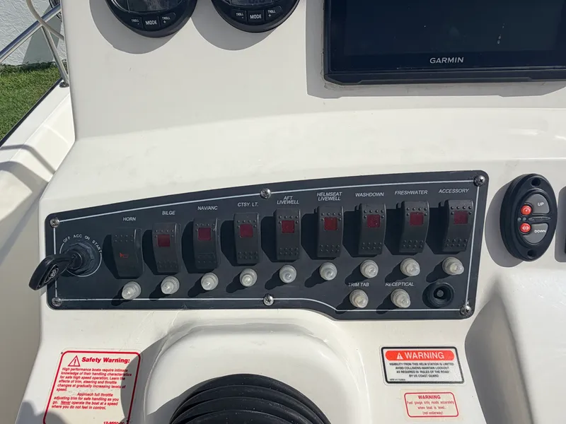 Slide: The Image of Boston Whaler 220 DAUNTLESS 2006 - 20
