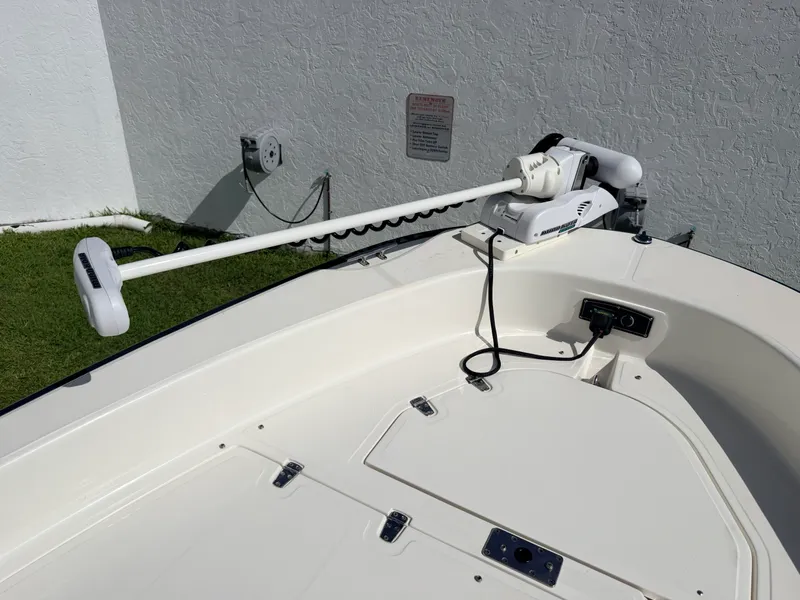 Slide: The Image of Boston Whaler 220 DAUNTLESS 2006 - 3