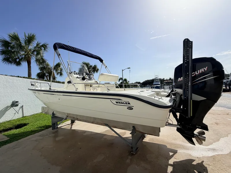 The Image of Boston Whaler 220 DAUNTLESS 2006 - 0