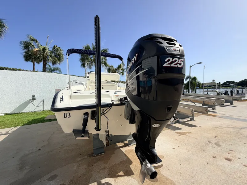 Slide: The Image of Boston Whaler 220 DAUNTLESS 2006 - 2