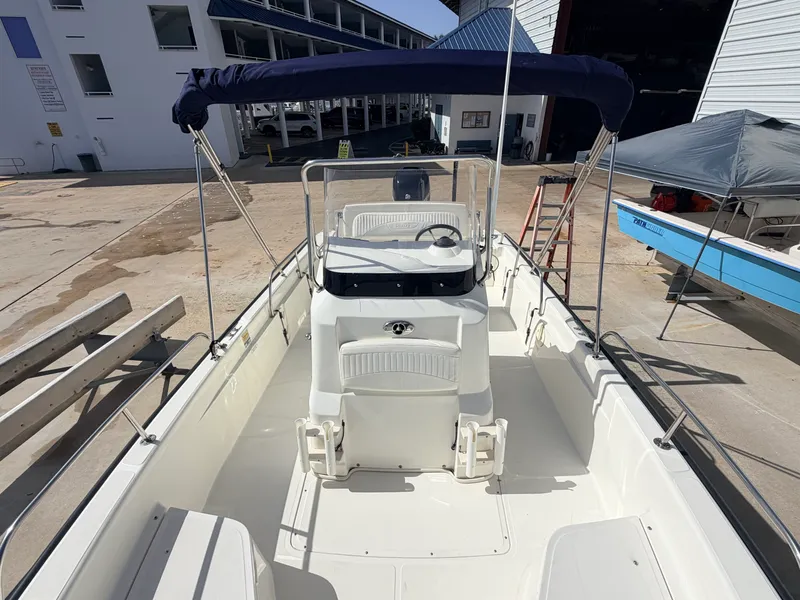 Slide: The Image of Boston Whaler 220 DAUNTLESS 2006 - 21