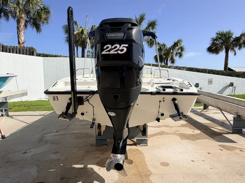 Slide: The Image of Boston Whaler 220 DAUNTLESS 2006 - 6