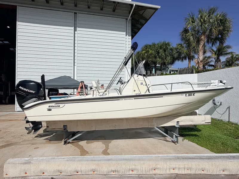 Slide: The Image of Boston Whaler 220 DAUNTLESS 2006 - 5
