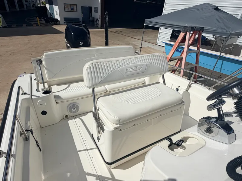 Slide: The Image of Boston Whaler 220 DAUNTLESS 2006 - 25