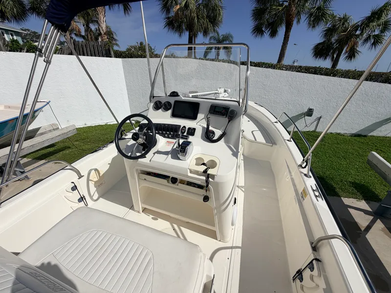 Slide: The Image of Boston Whaler 220 DAUNTLESS 2006 - 10