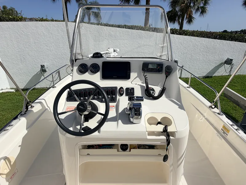 Slide: The Image of Boston Whaler 220 DAUNTLESS 2006 - 14